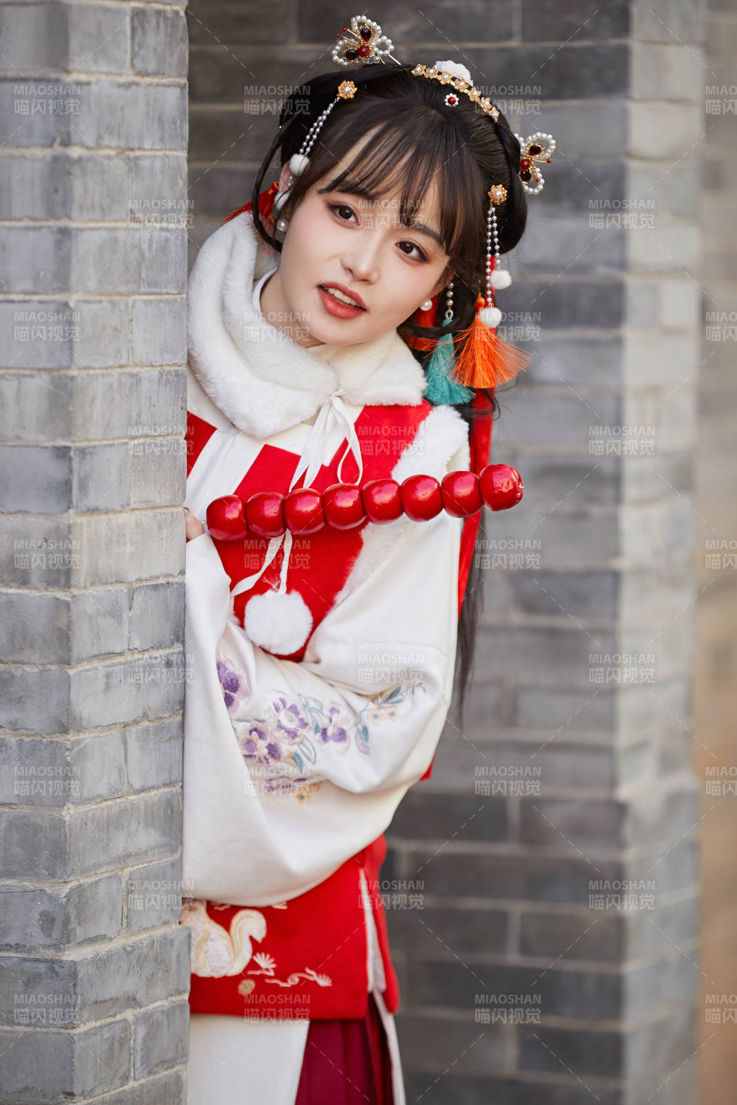 身穿喜慶漢服在古城游玩的少女