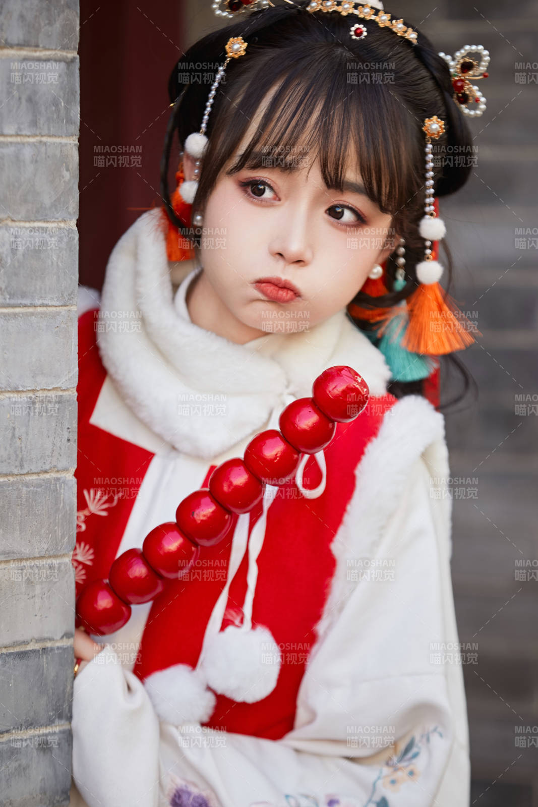 身穿喜慶漢服在古城游玩的少女