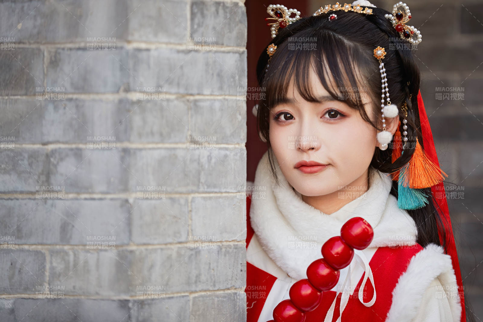 身穿喜慶漢服在古城游玩的少女