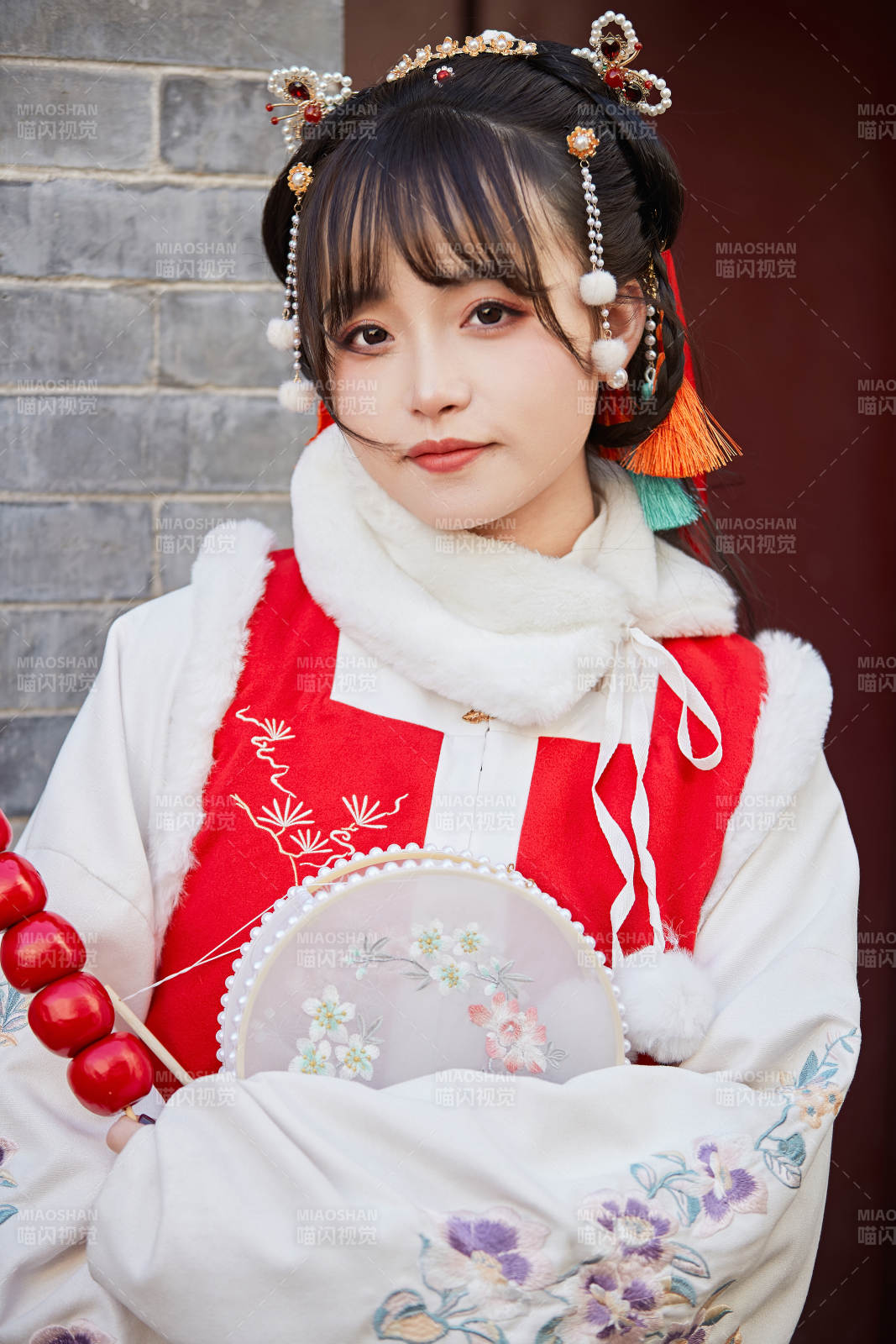 身穿喜慶漢服在古城游玩的少女