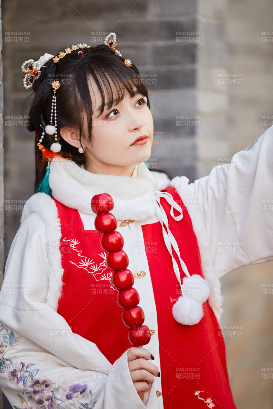 身穿喜慶漢服在古城游玩的少女