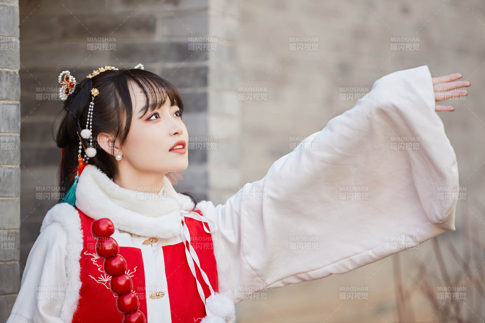 身穿喜慶漢服在古城游玩的少女