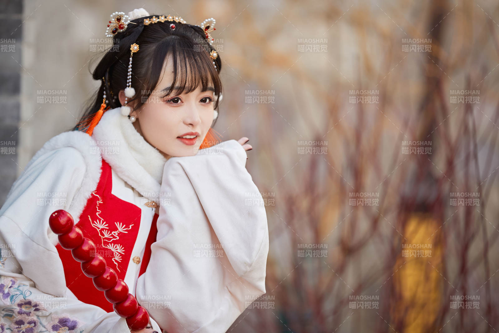 身穿喜慶漢服在古城游玩的少女