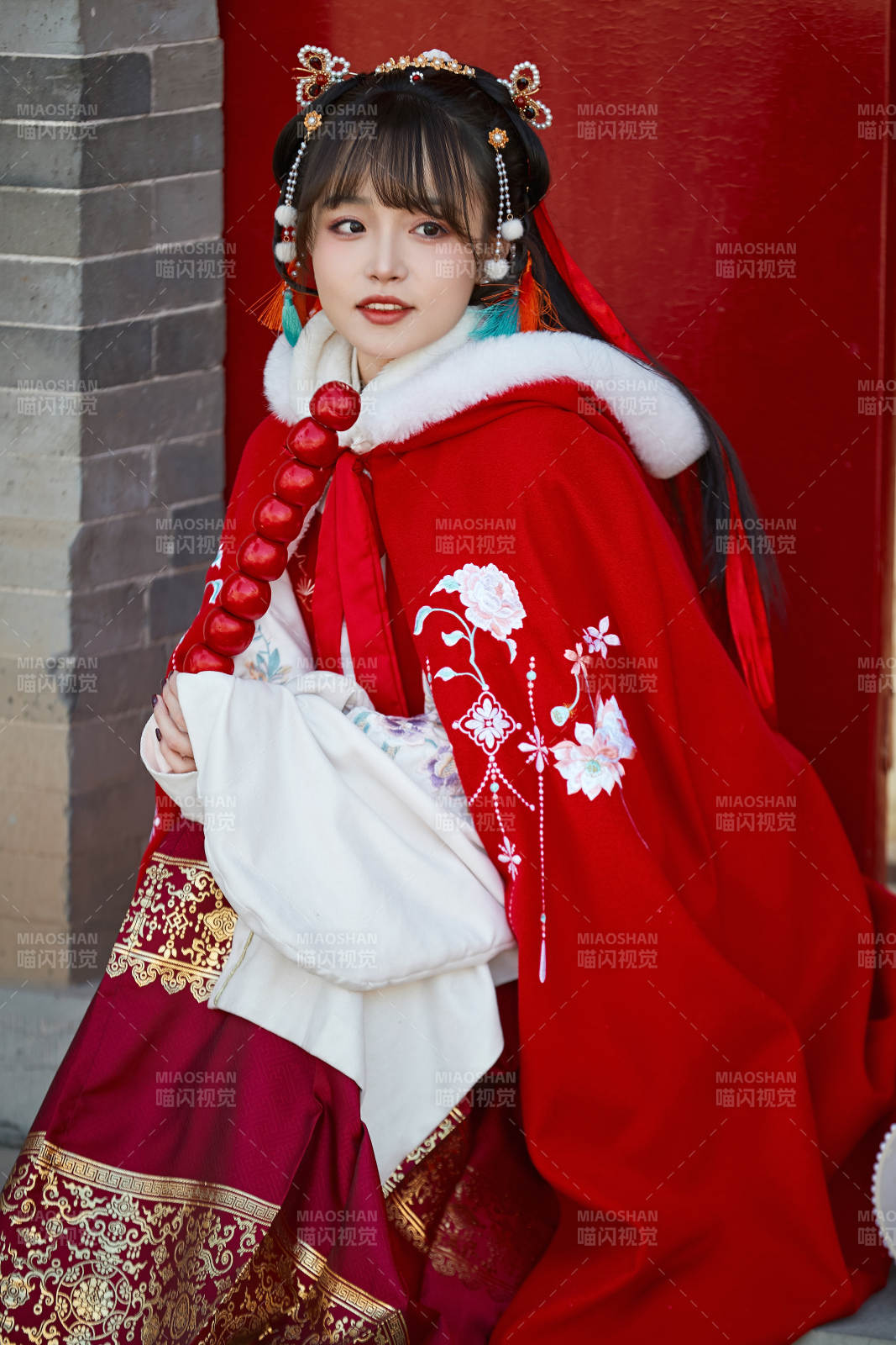 身穿喜慶漢服在古城游玩的少女