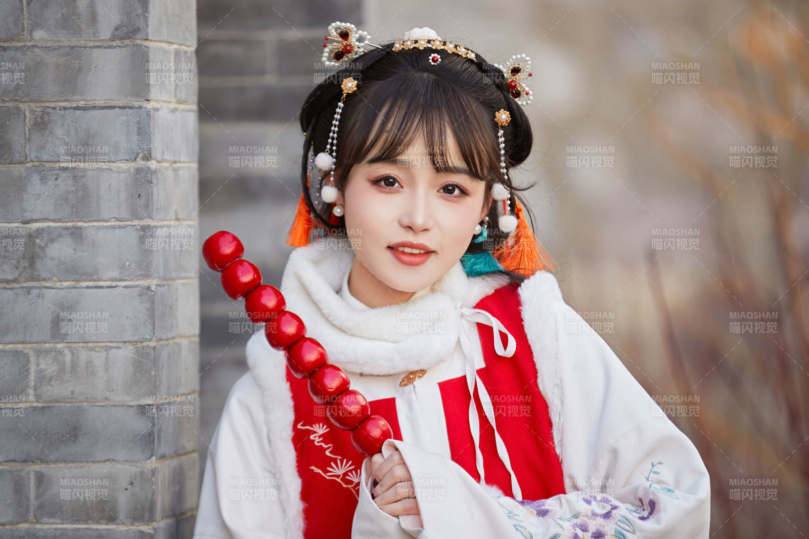 身穿喜慶漢服在古城游玩的少女