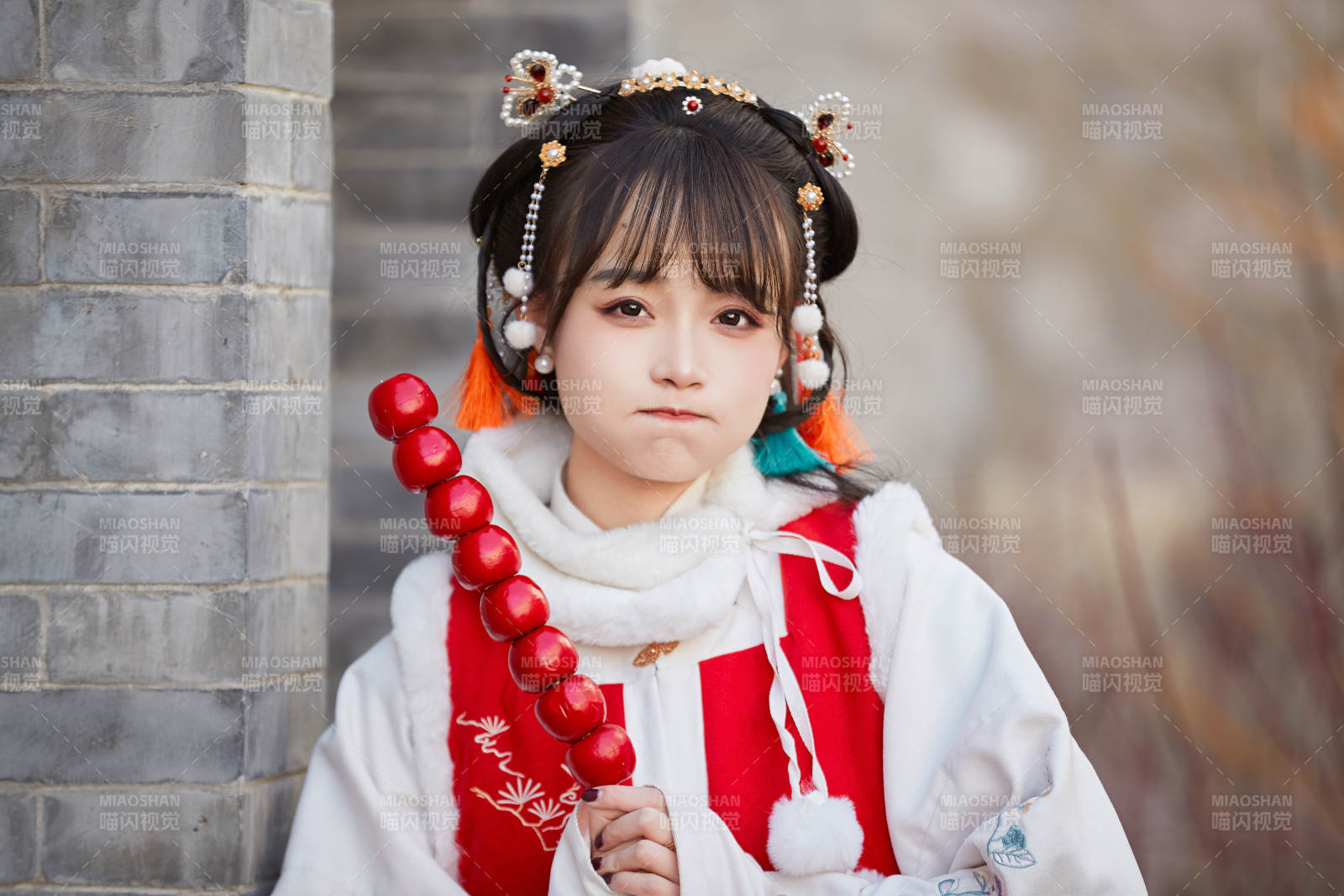 身穿喜慶漢服在古城游玩的少女