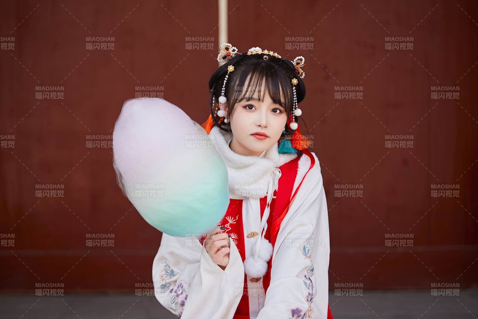 身穿喜慶漢服在古城游玩的少女