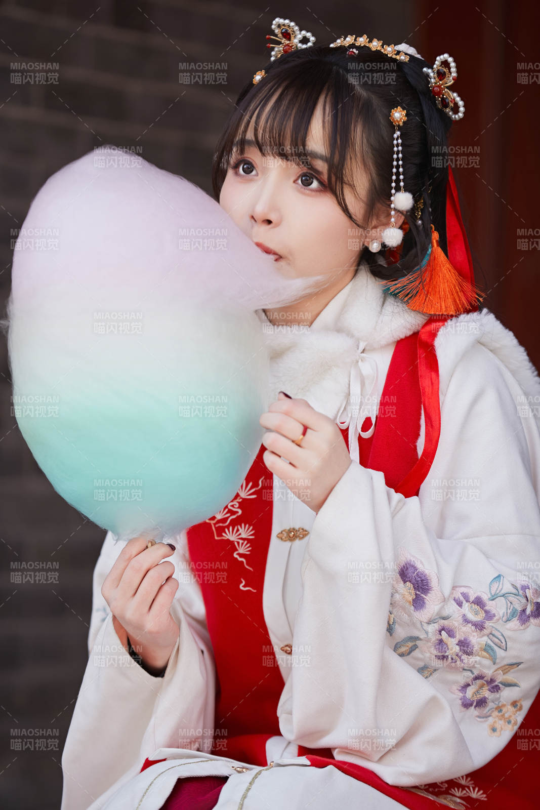 身穿喜慶漢服吃棉花糖的少女