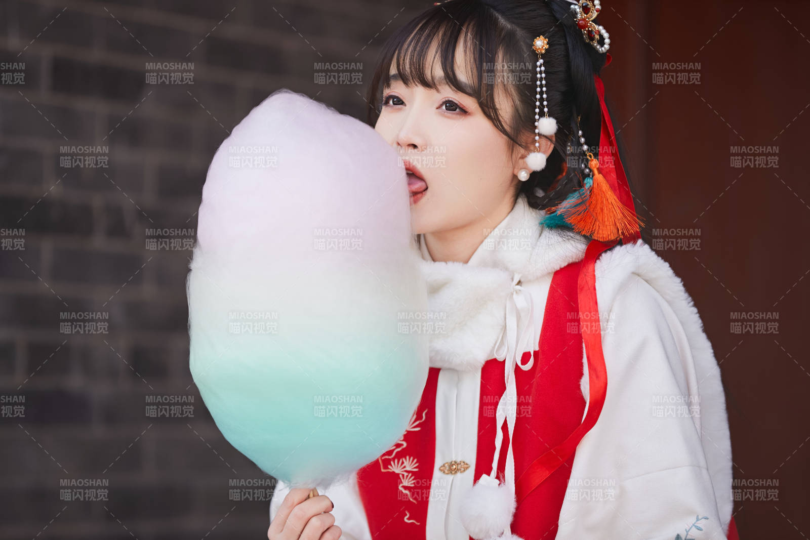 身穿喜慶漢服吃棉花糖的少女