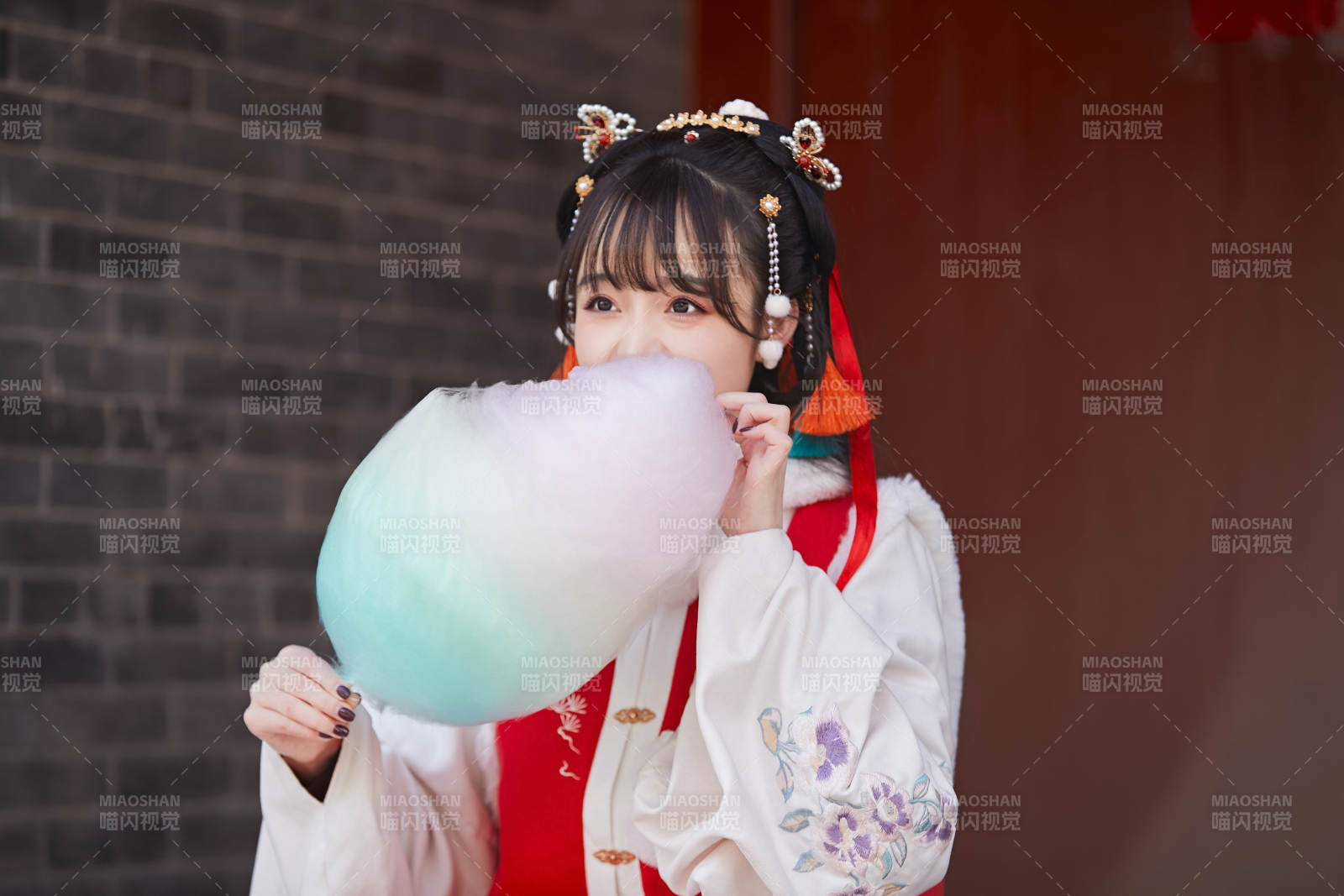 身穿喜慶漢服吃棉花糖的少女