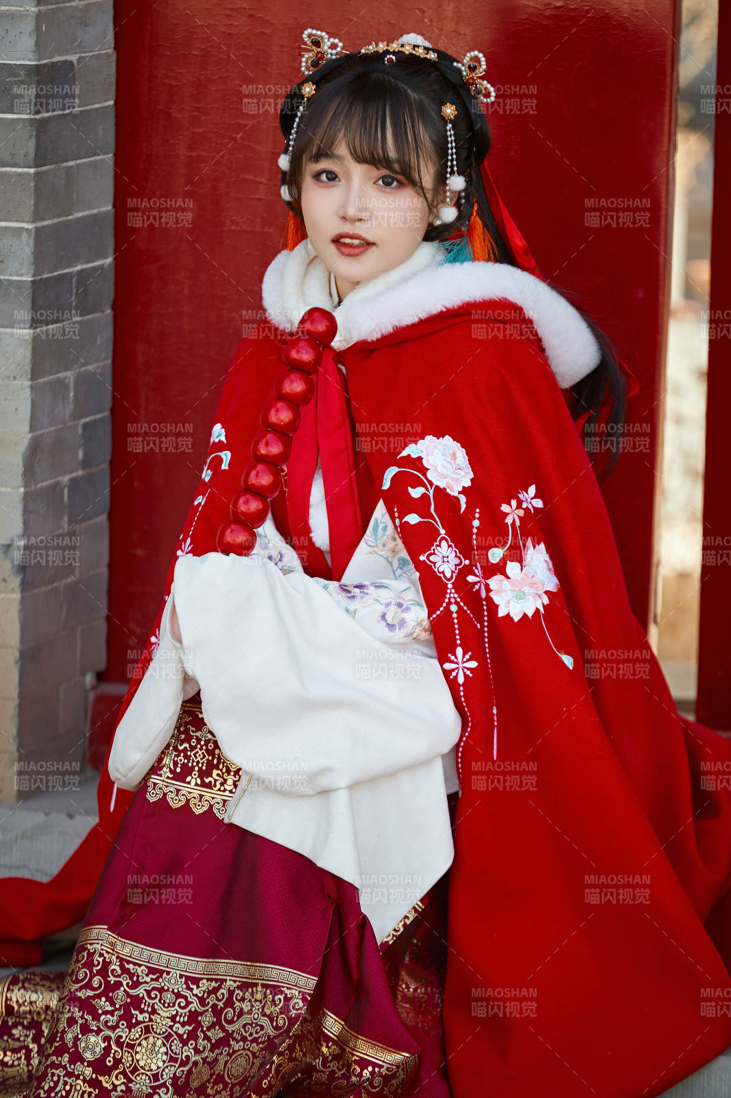 身穿喜慶漢服在古城游玩的少女