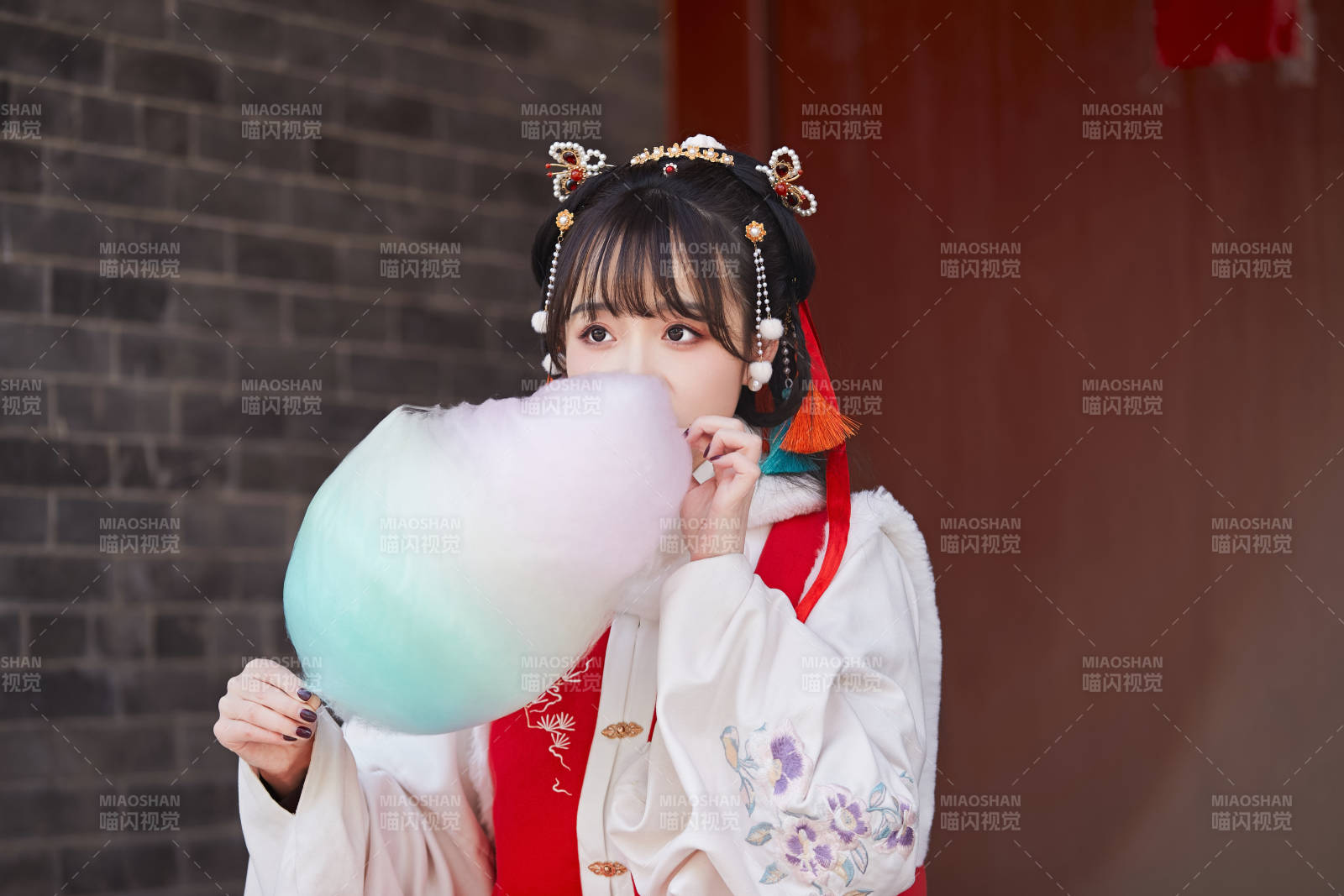 身穿喜慶漢服吃棉花糖的少女