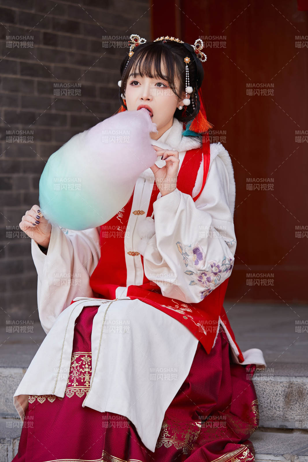 身穿喜慶漢服吃棉花糖的少女