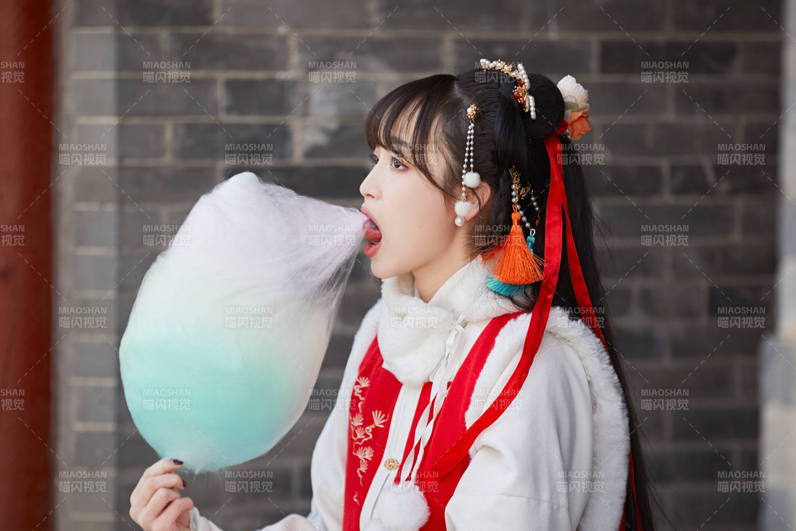 身穿喜慶漢服吃棉花糖的少女