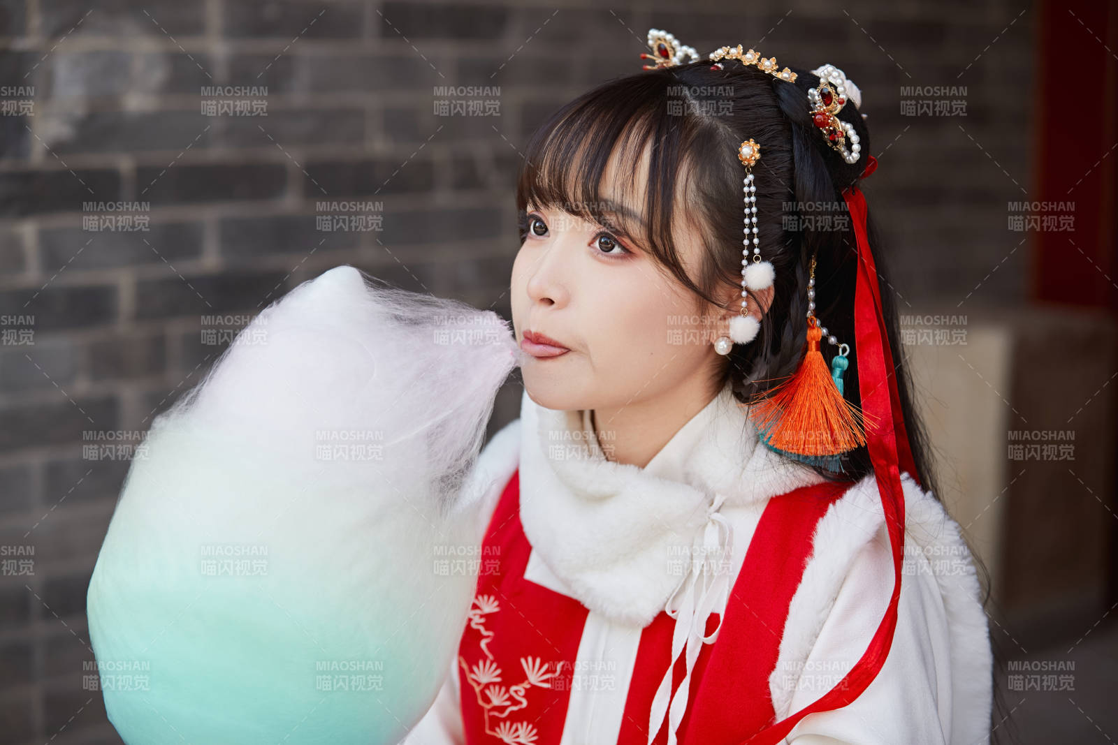 身穿喜慶漢服吃棉花糖的少女