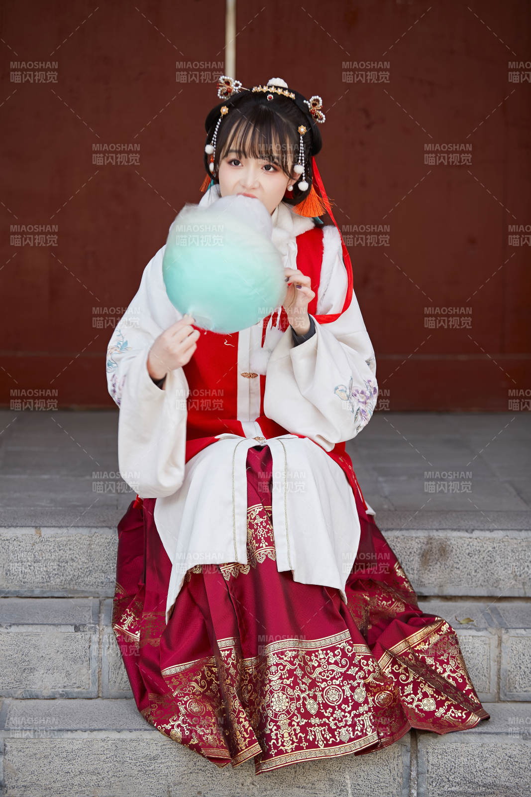 身穿喜慶漢服吃棉花糖的少女