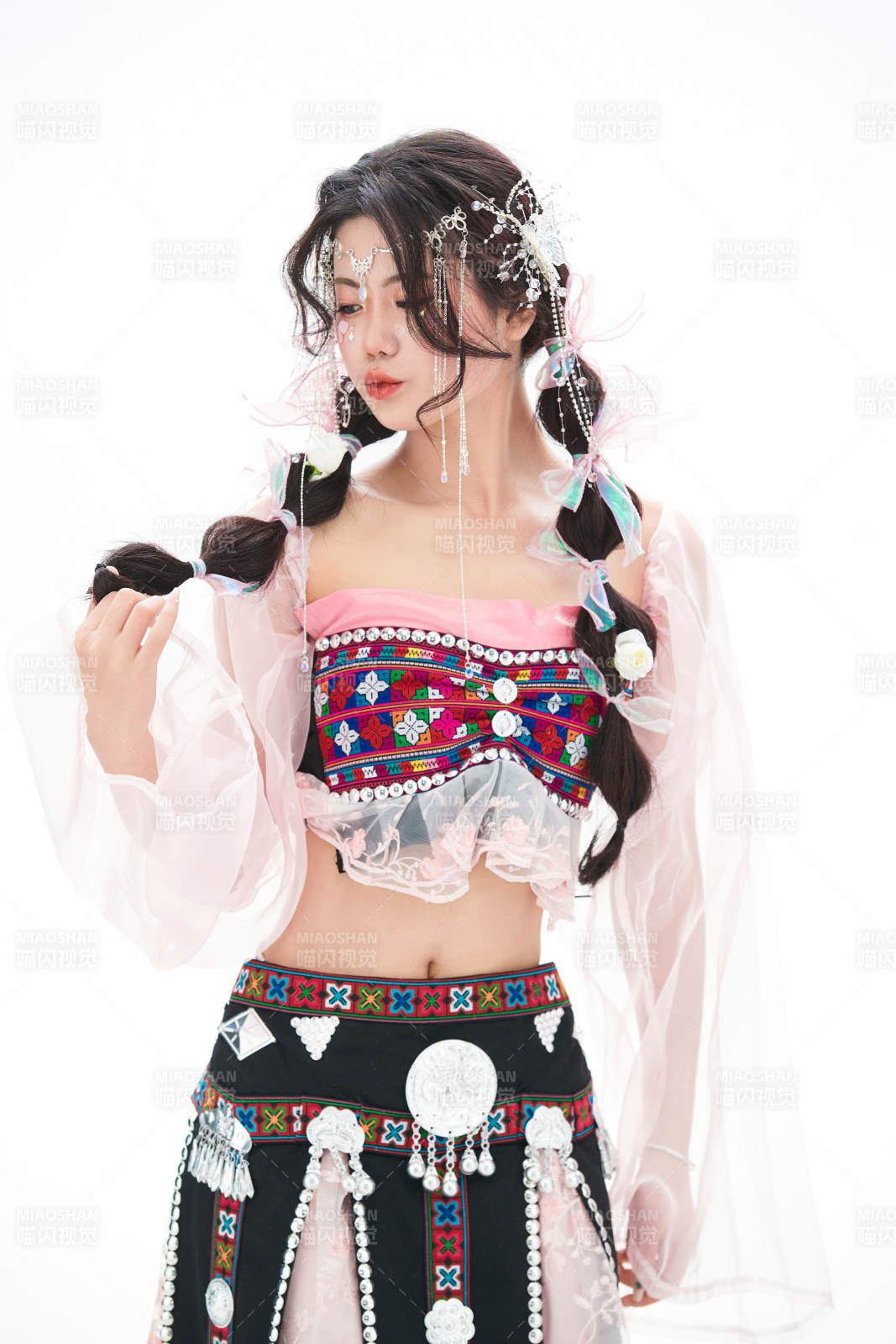 身穿少數民族哈尼族網紅族服飾的東方少女