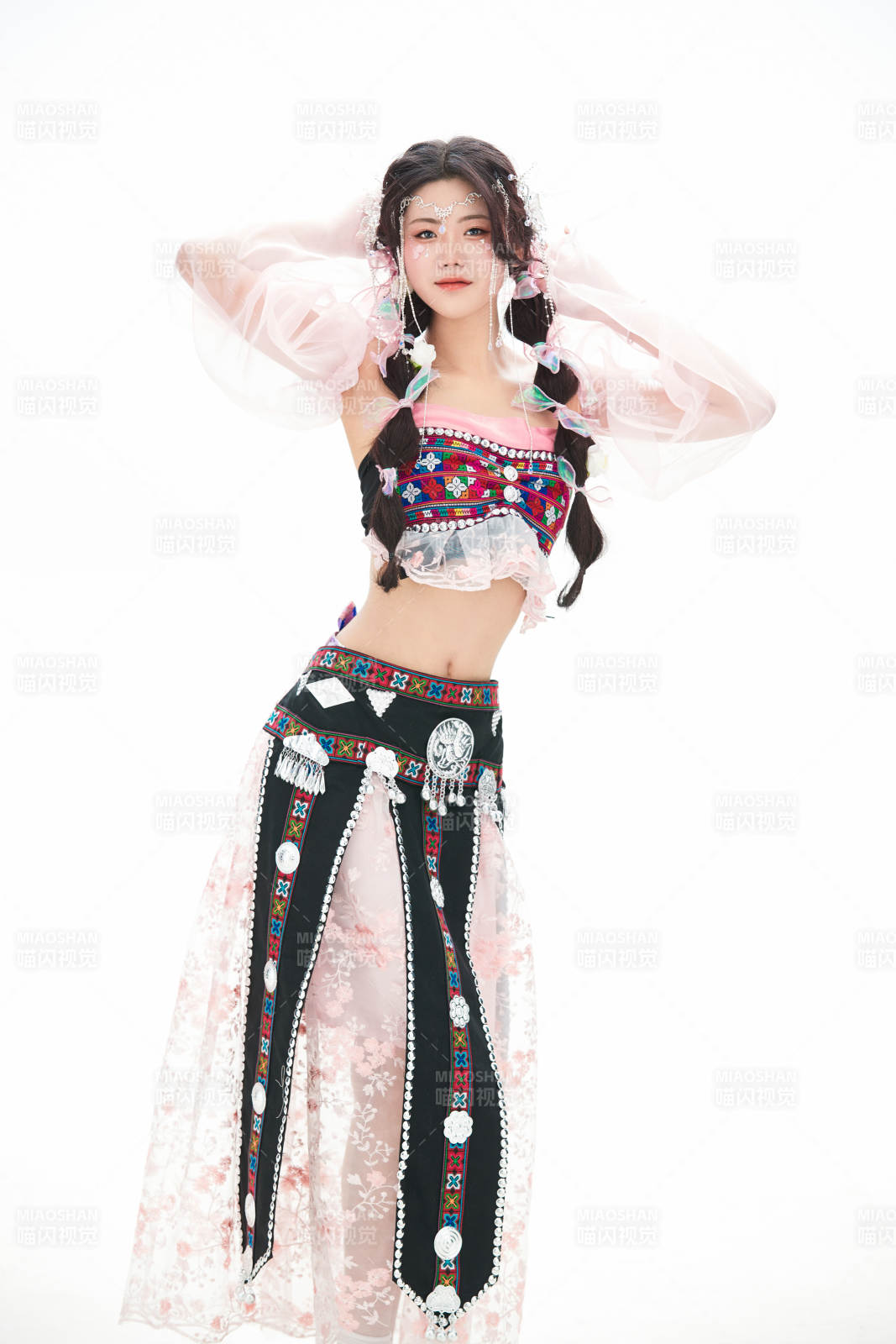 身穿少數民族哈尼族網紅族服飾的東方少女