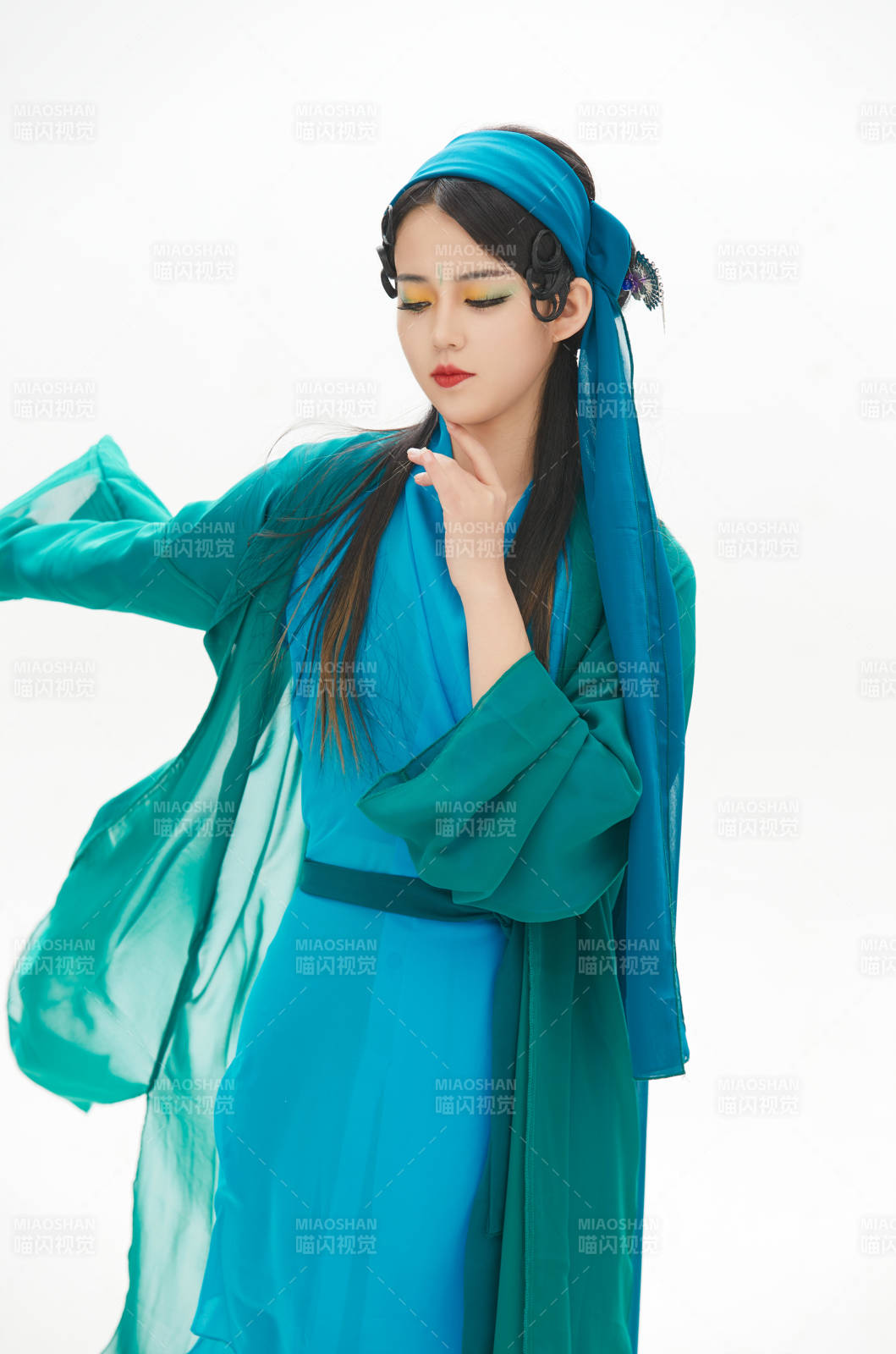 民間故事白蛇傳中小青服飾妝面的亞洲少女