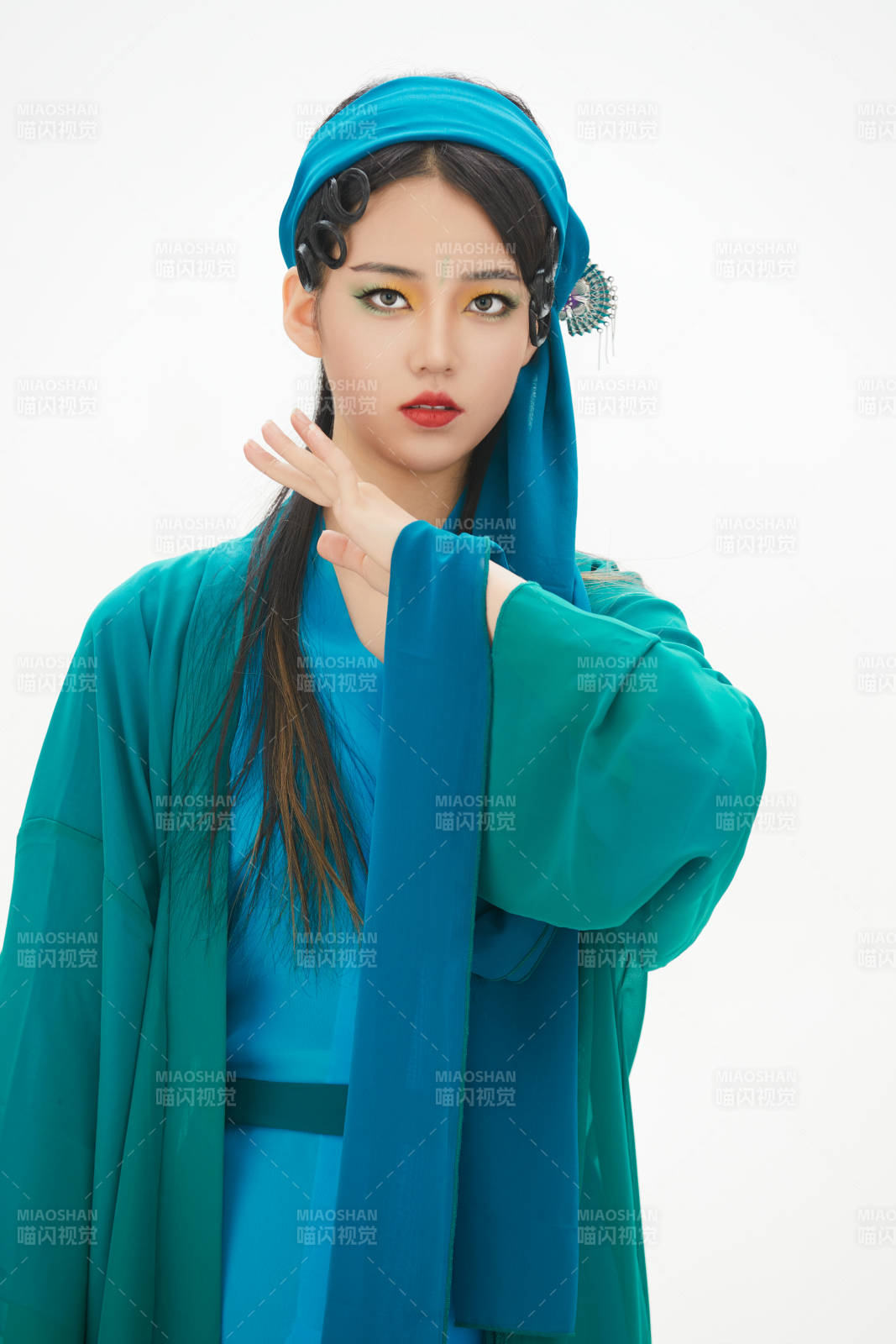 民間故事白蛇傳中小青服飾妝面的亞洲少女