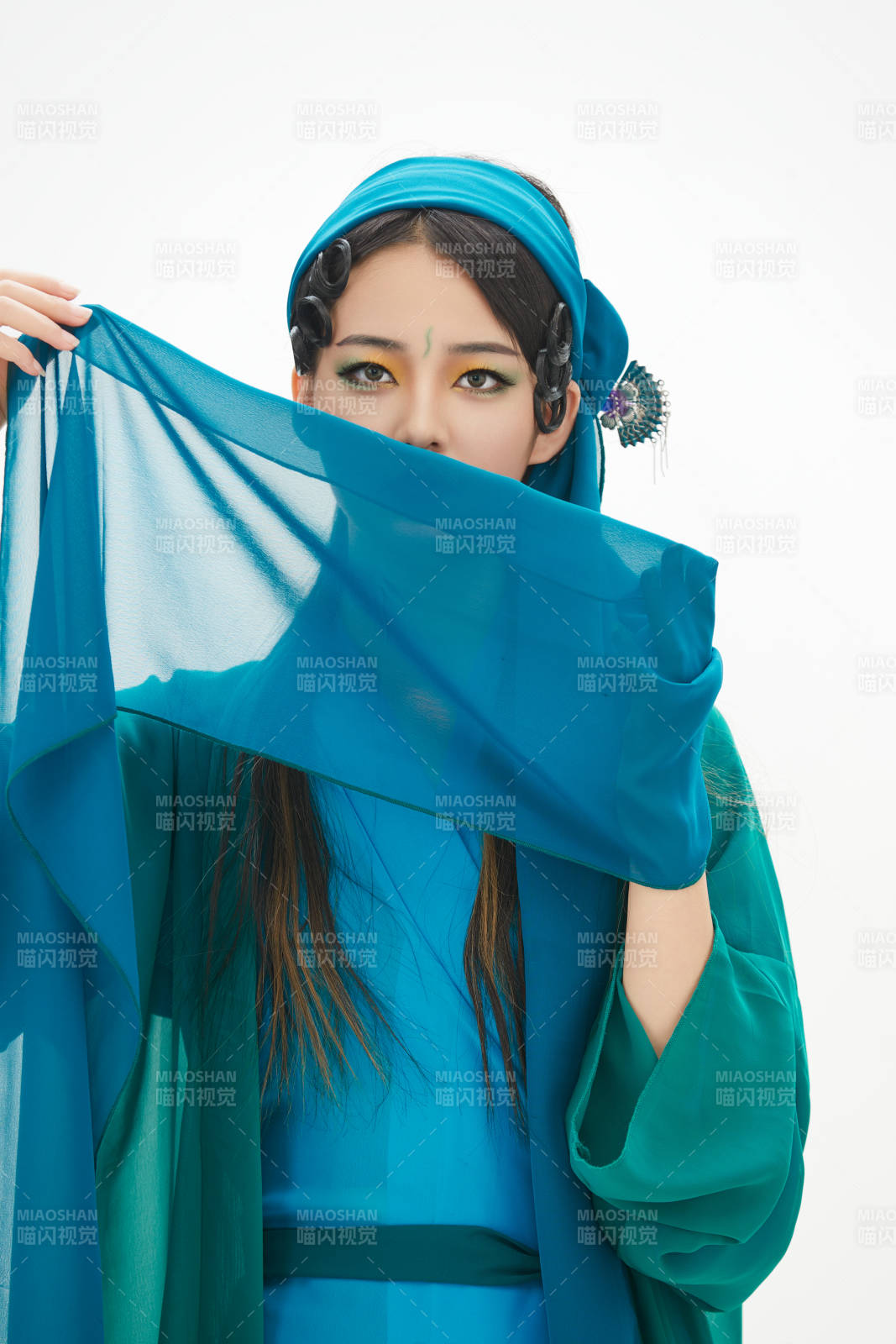 民間故事白蛇傳中小青服飾妝面的亞洲少女