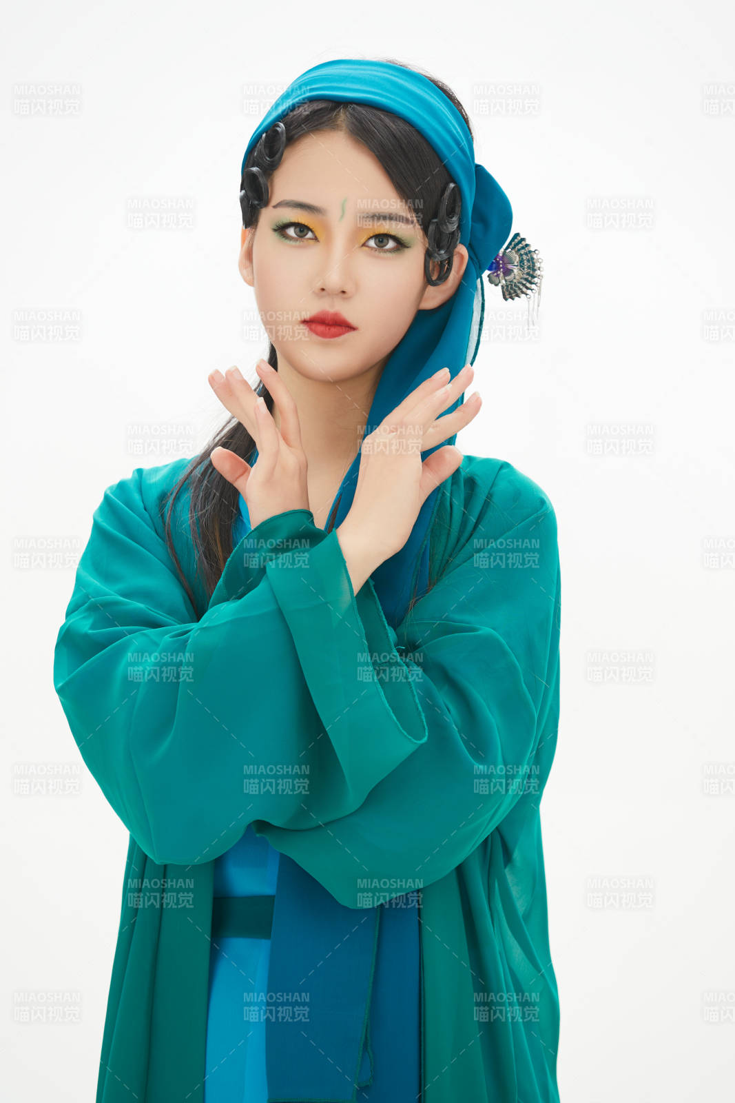 民間故事白蛇傳中小青服飾妝面的亞洲少女