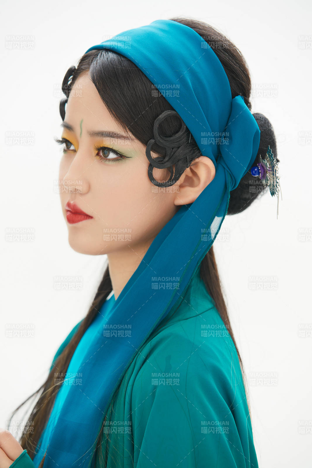 民間故事白蛇傳中小青服飾妝面的亞洲少女