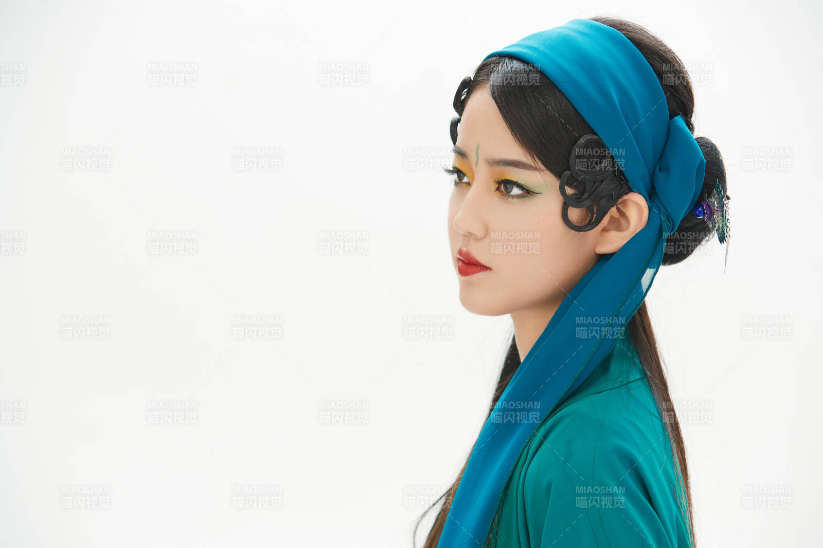 民間故事白蛇傳中小青服飾妝面的亞洲少女