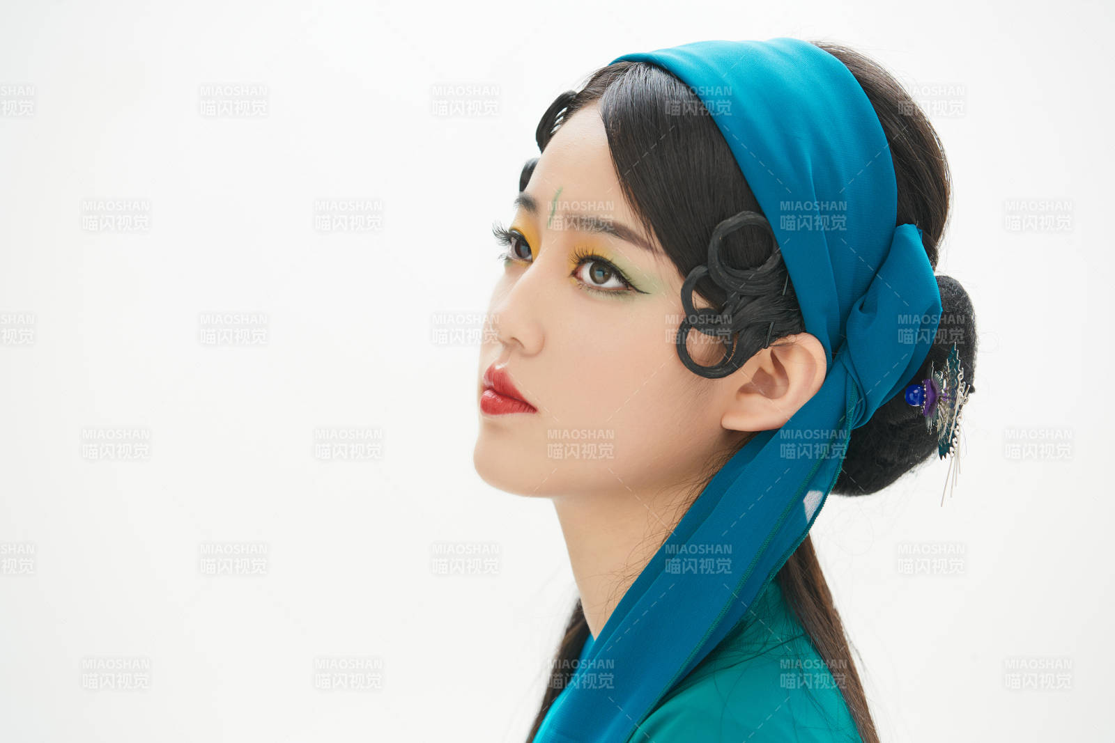 民間故事白蛇傳中小青服飾妝面的亞洲少女