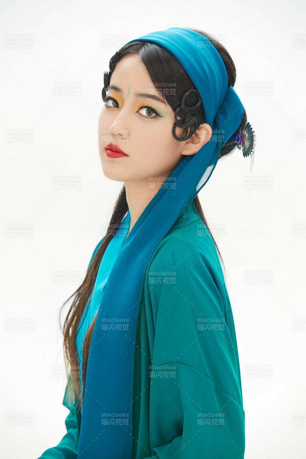 民間故事白蛇傳中小青服飾妝面的亞洲少女