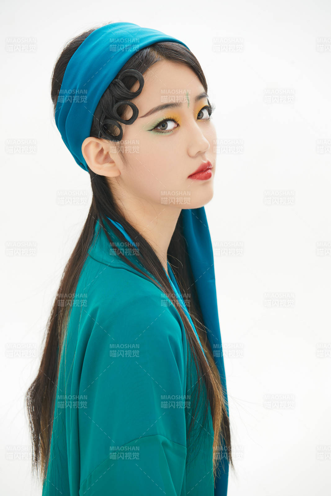 民間故事白蛇傳中小青服飾妝面的亞洲少女