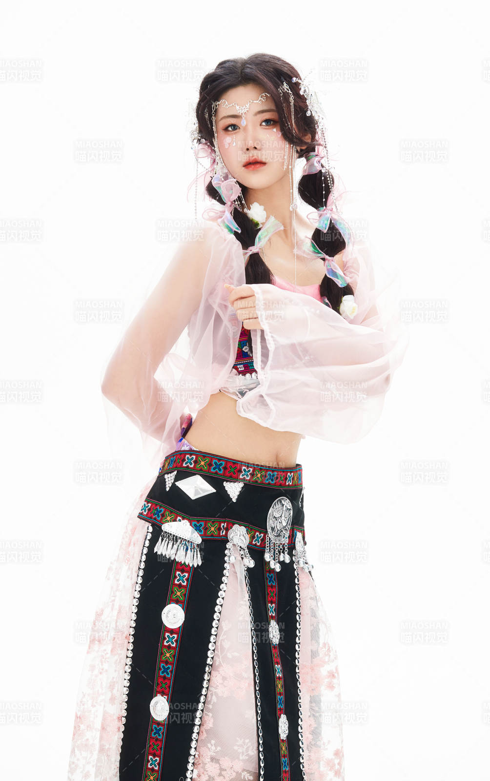 身穿少數民族哈尼族網紅族服飾的東方少女