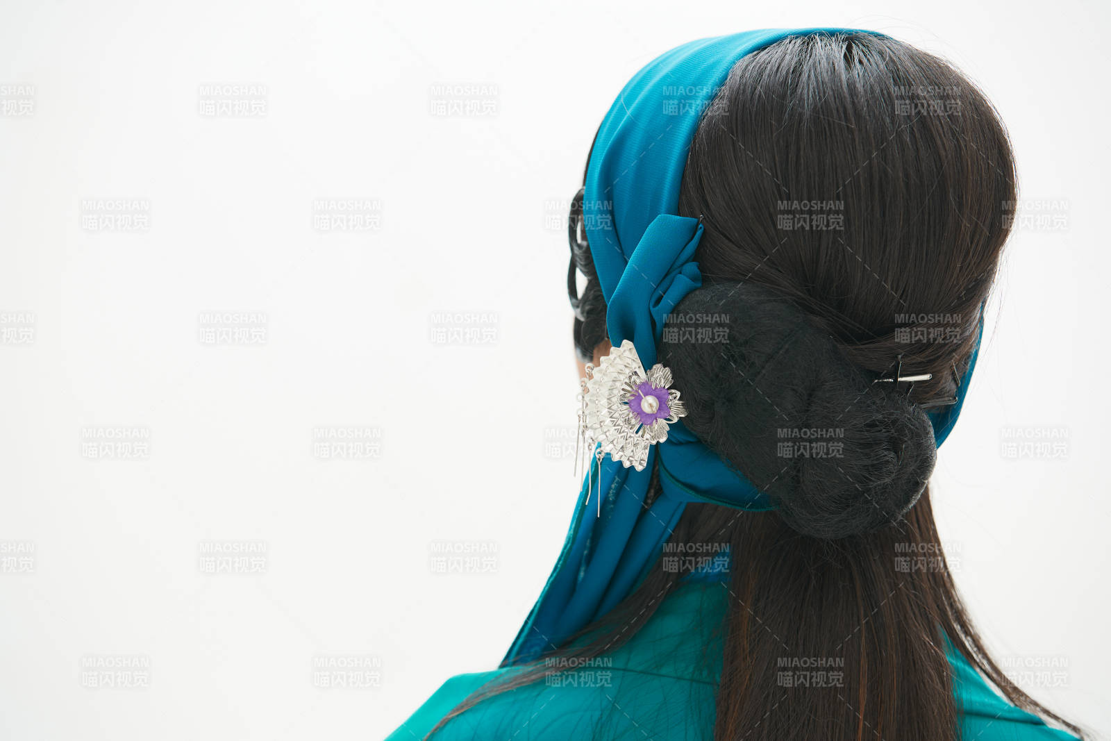 民間故事白蛇傳中小青服飾妝面的亞洲少女