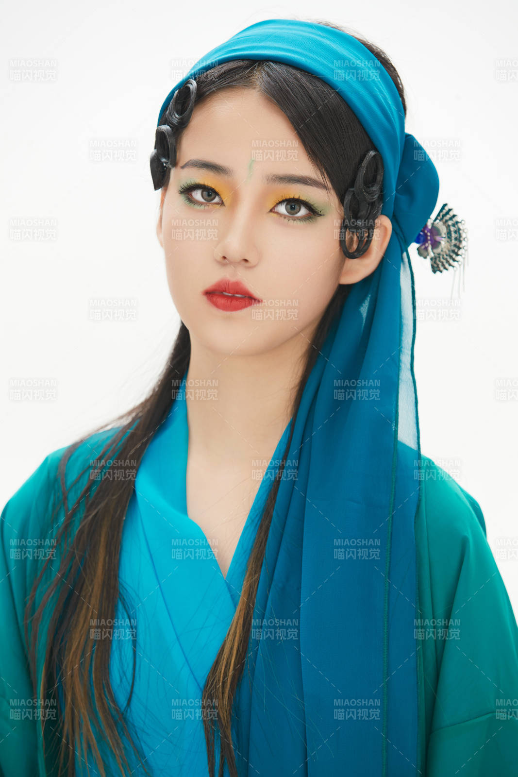 民間故事白蛇傳中小青服飾妝面的亞洲少女