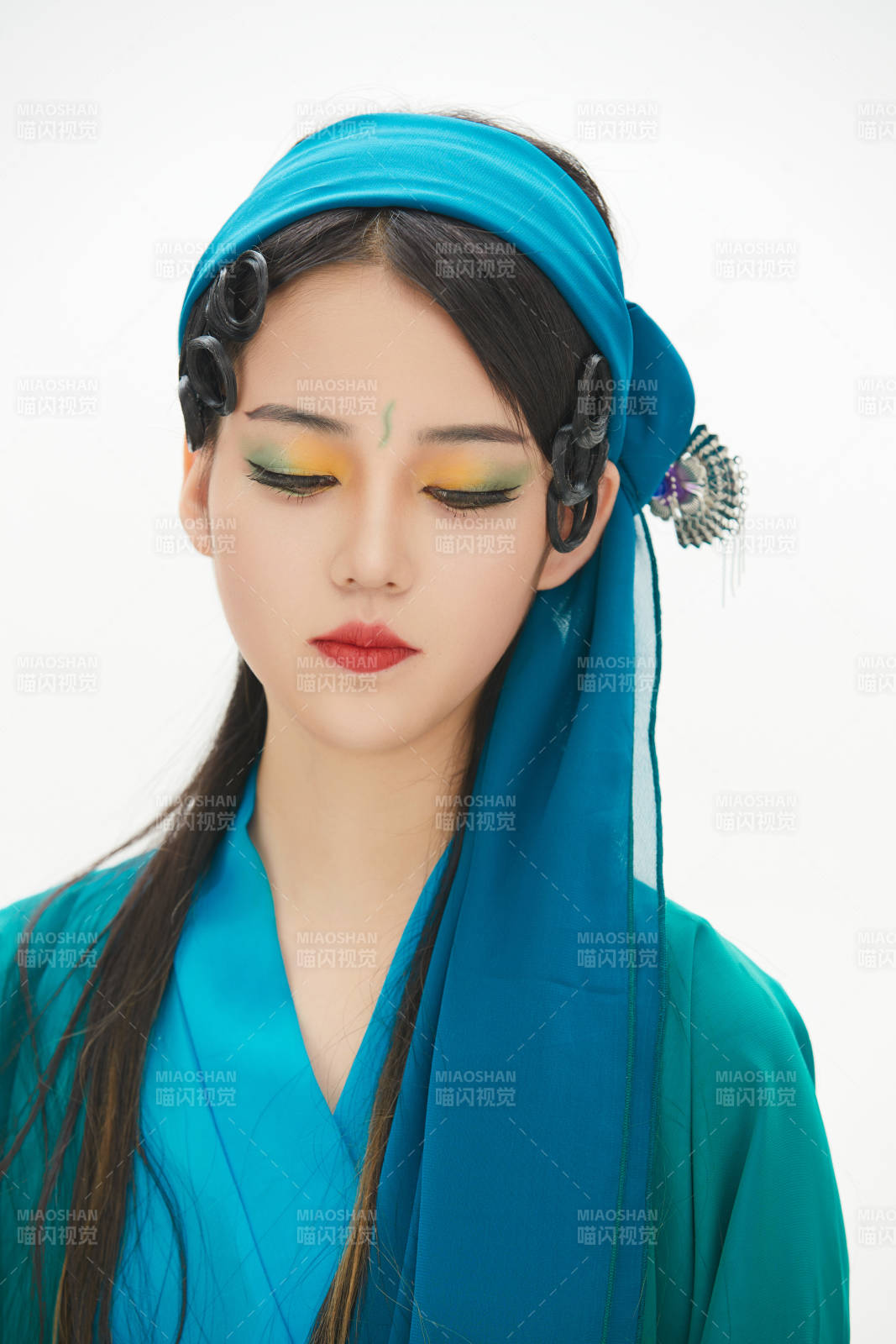 民間故事白蛇傳中小青服飾妝面的亞洲少女