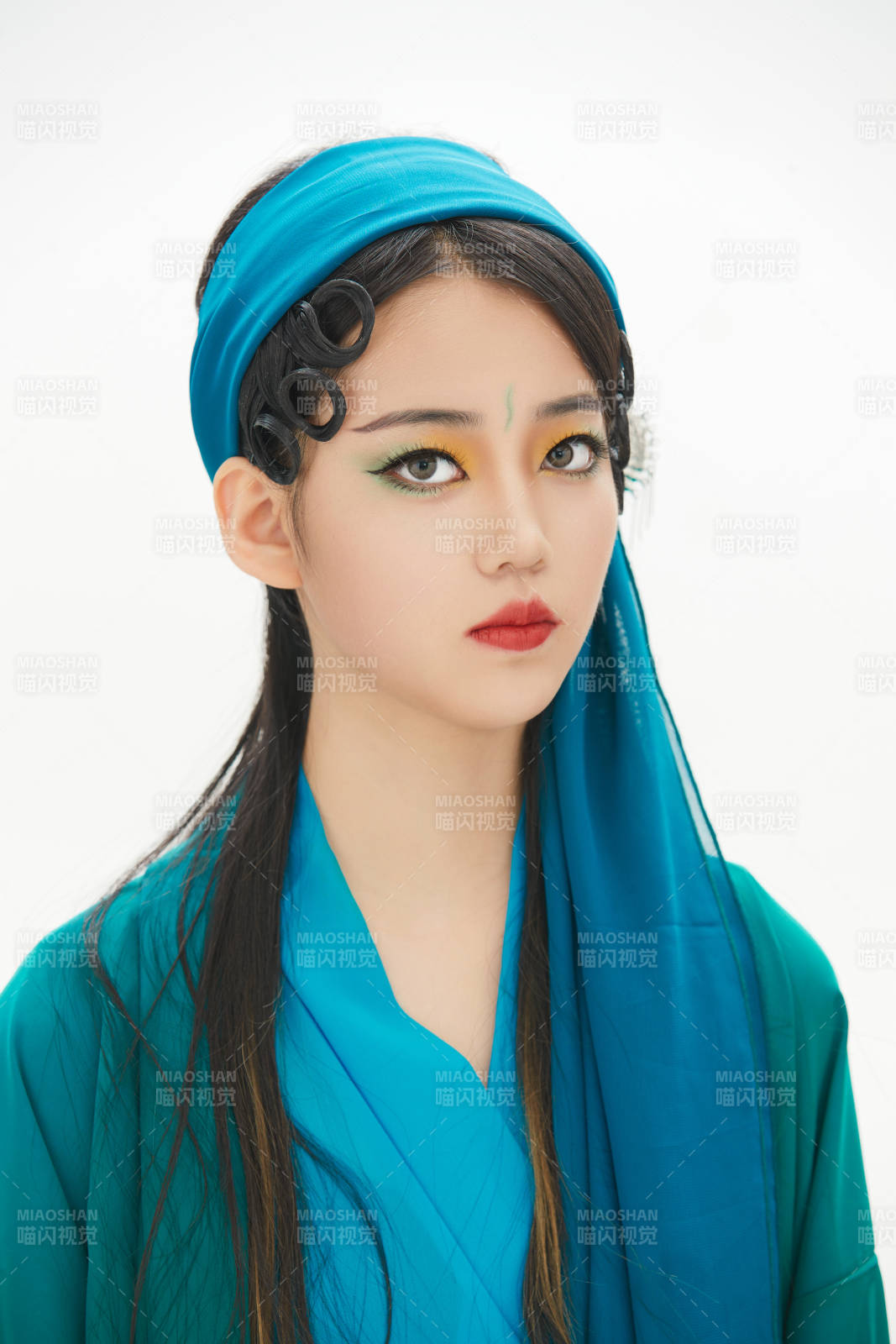 民間故事白蛇傳中小青服飾妝面的亞洲少女