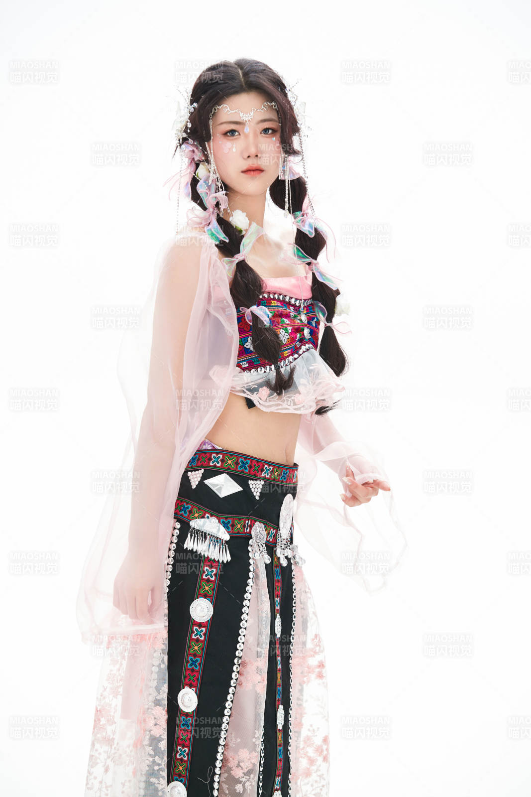 身穿少數(shù)民族哈尼族網(wǎng)紅族服飾的東方少女