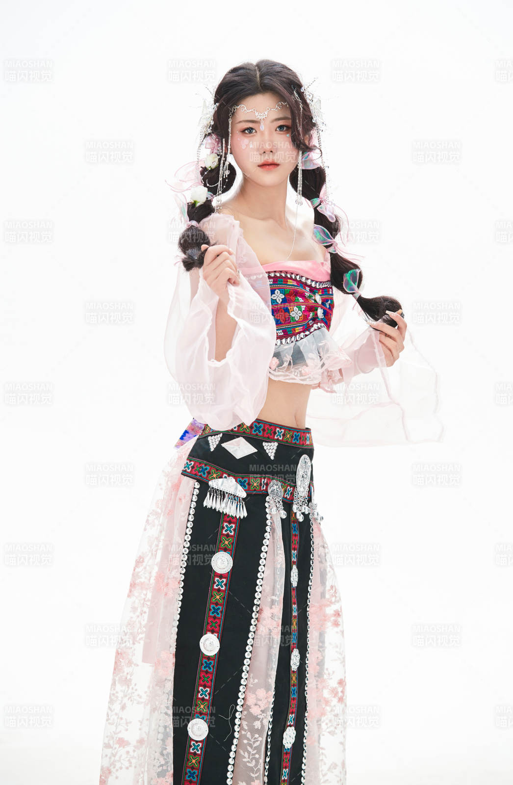 身穿少數民族哈尼族網紅族服飾的東方少女