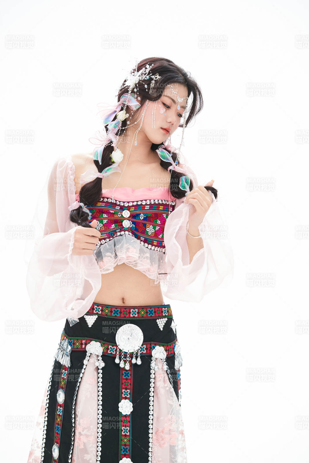 身穿少數(shù)民族哈尼族網(wǎng)紅族服飾的東方少女