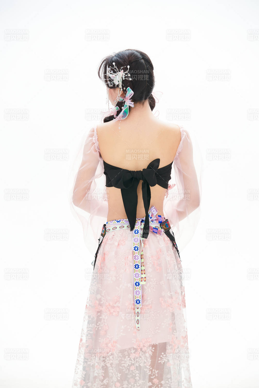 身穿少數(shù)民族哈尼族網(wǎng)紅族服飾的東方少女