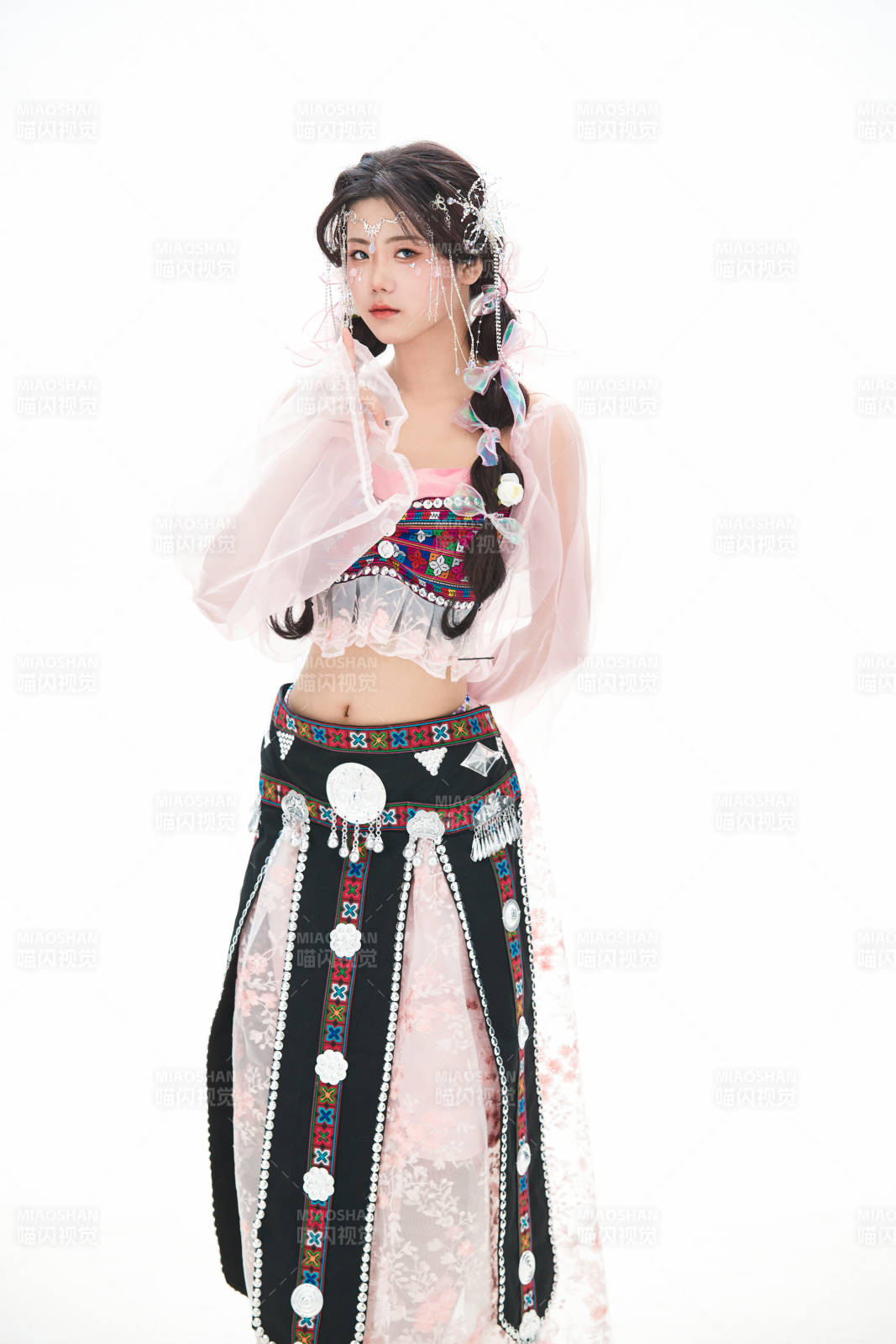 身穿少數民族哈尼族網紅族服飾的東方少女