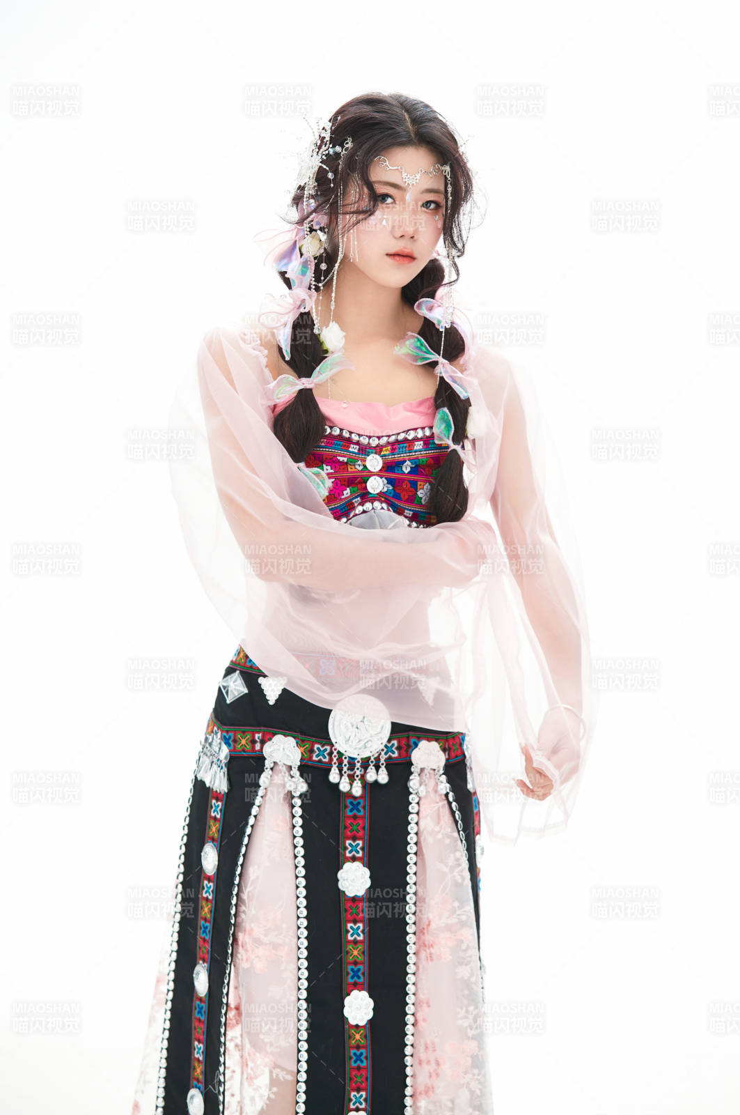 身穿少數民族哈尼族網紅族服飾的東方少女