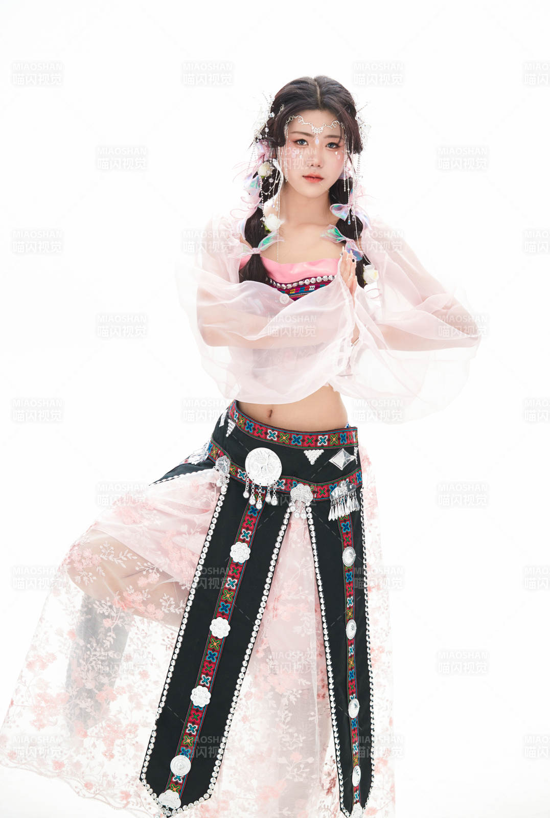 身穿少數民族哈尼族網紅族服飾的東方少女