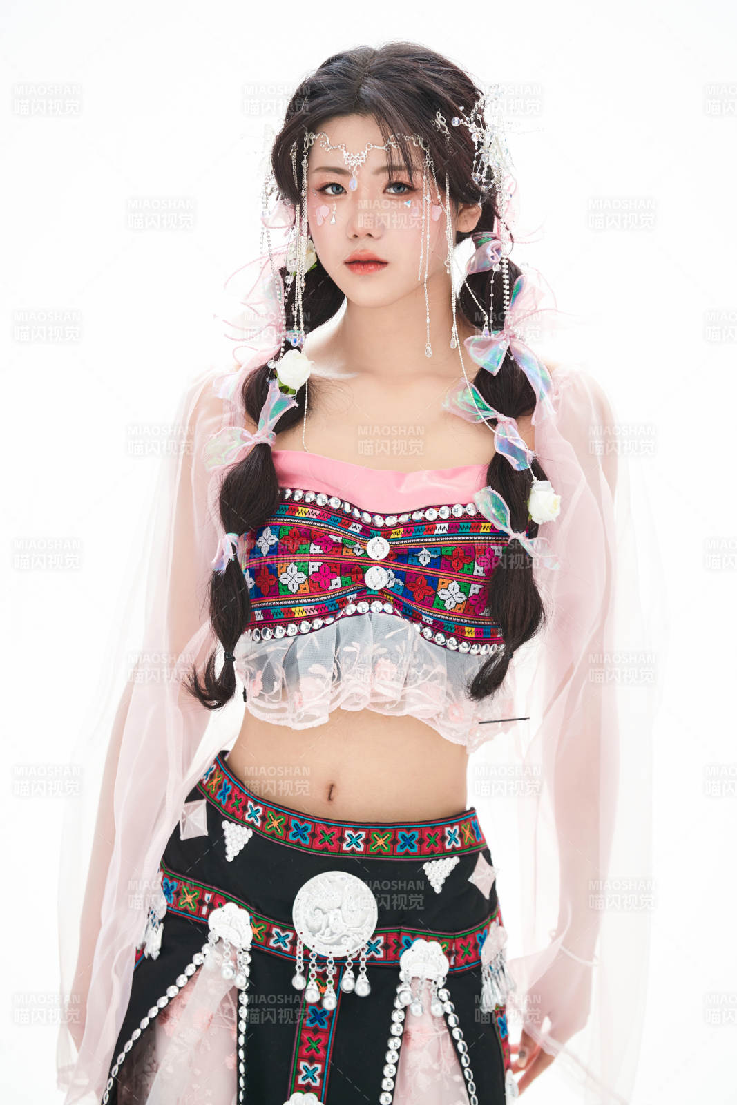 身穿少數(shù)民族哈尼族網(wǎng)紅族服飾的東方少女