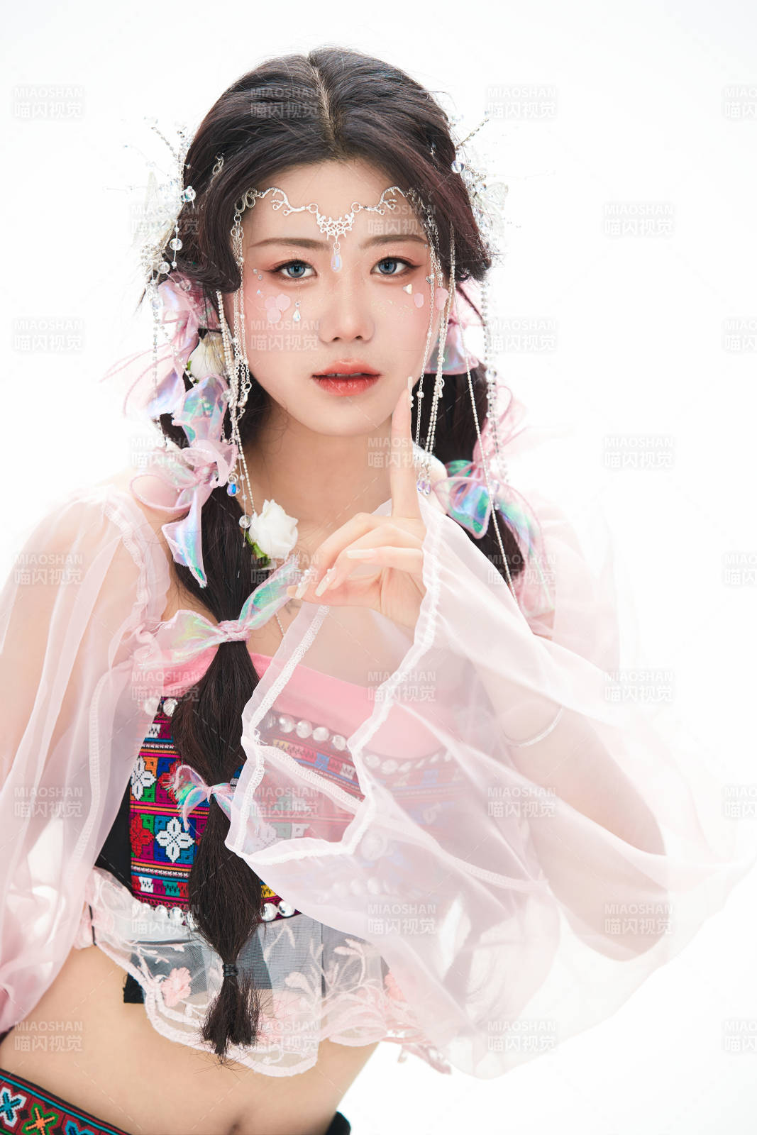 身穿少數(shù)民族哈尼族網(wǎng)紅族服飾的東方少女