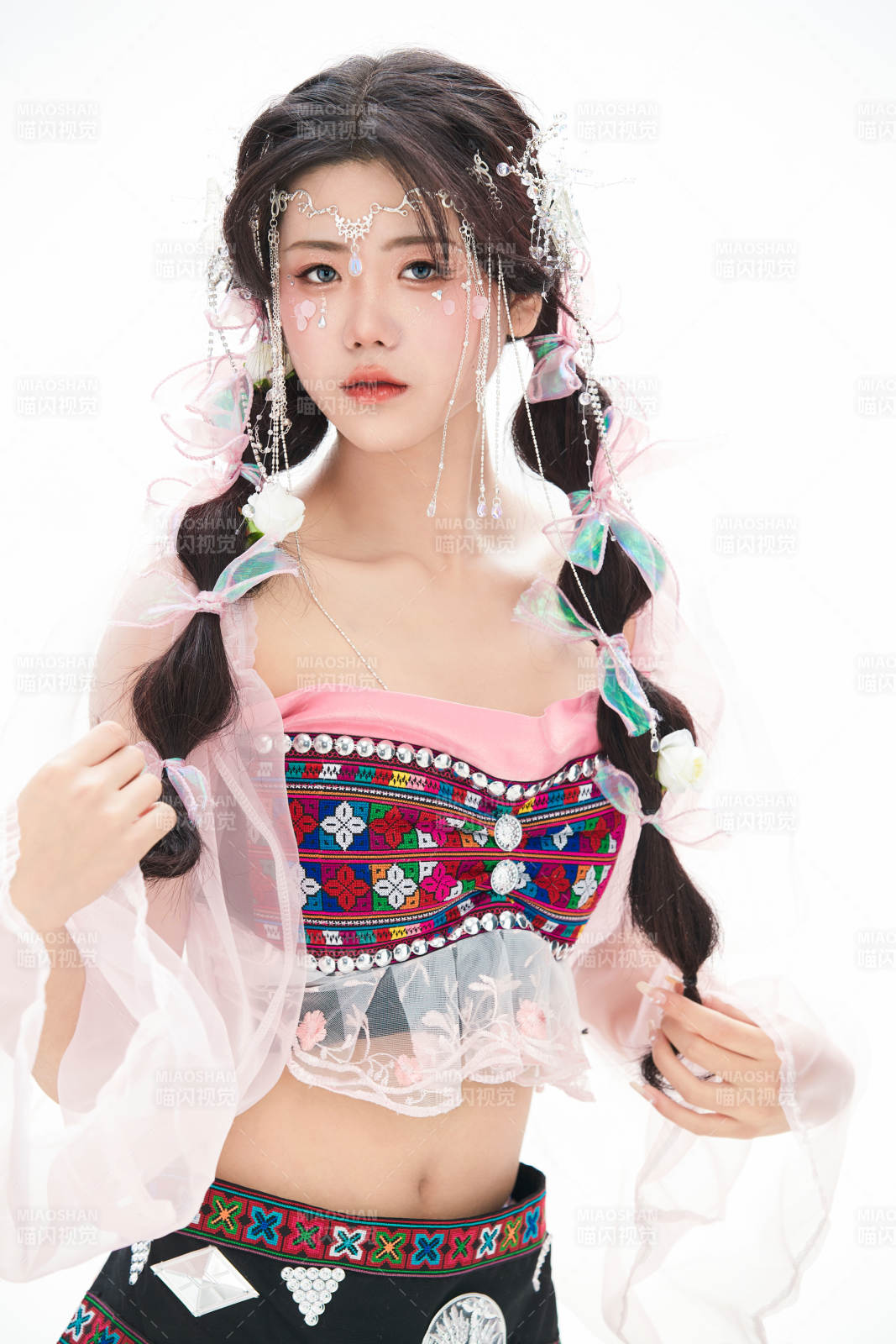 身穿少數(shù)民族哈尼族網(wǎng)紅族服飾的東方少女