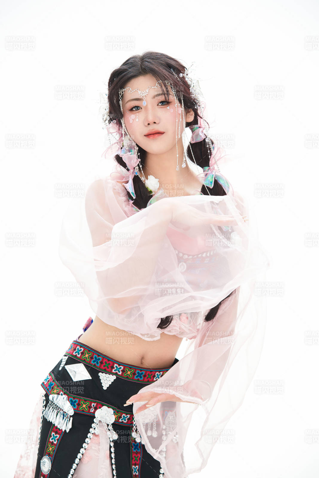 身穿少數(shù)民族哈尼族網(wǎng)紅族服飾的東方少女