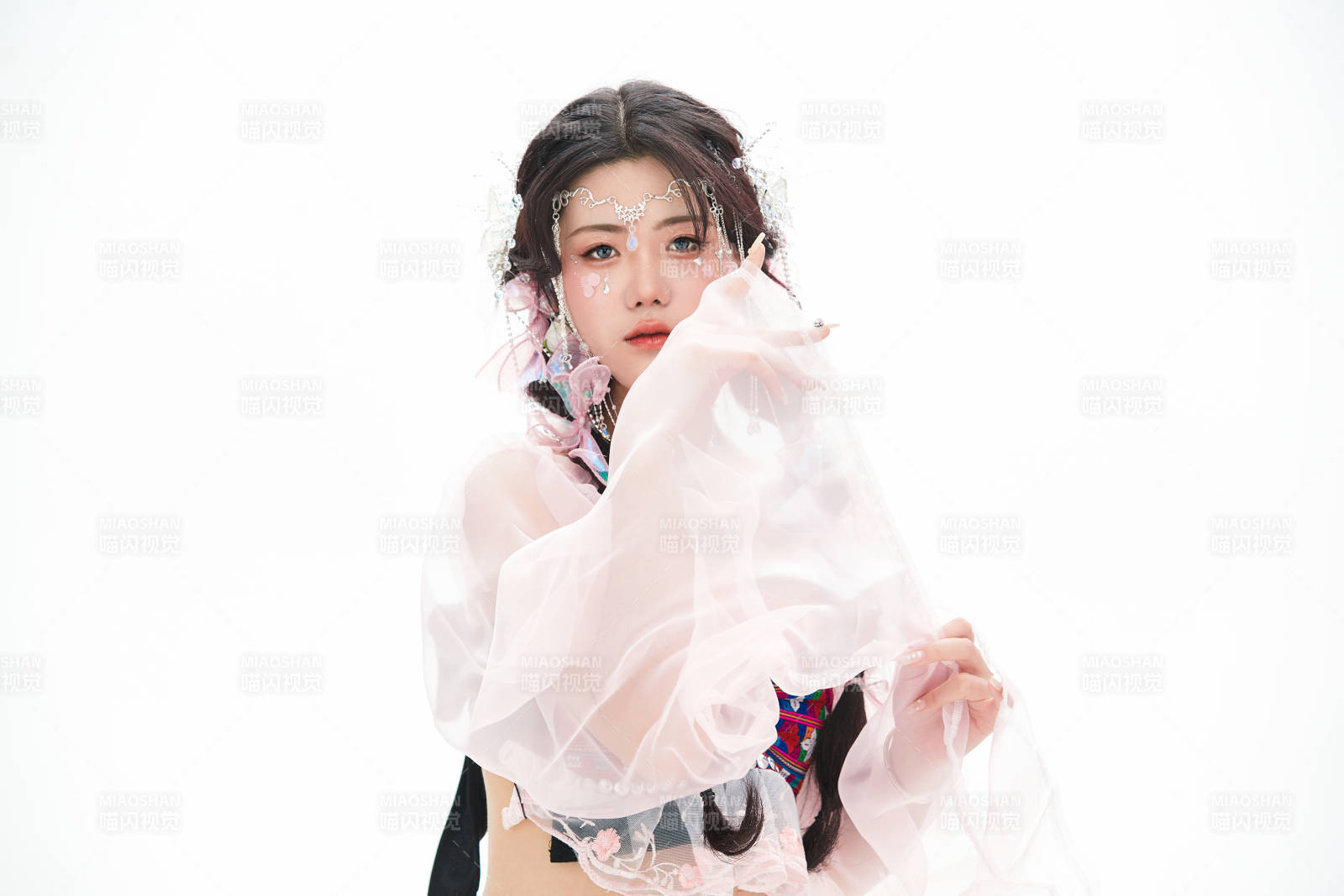 身穿少數民族哈尼族網紅族服飾的東方少女