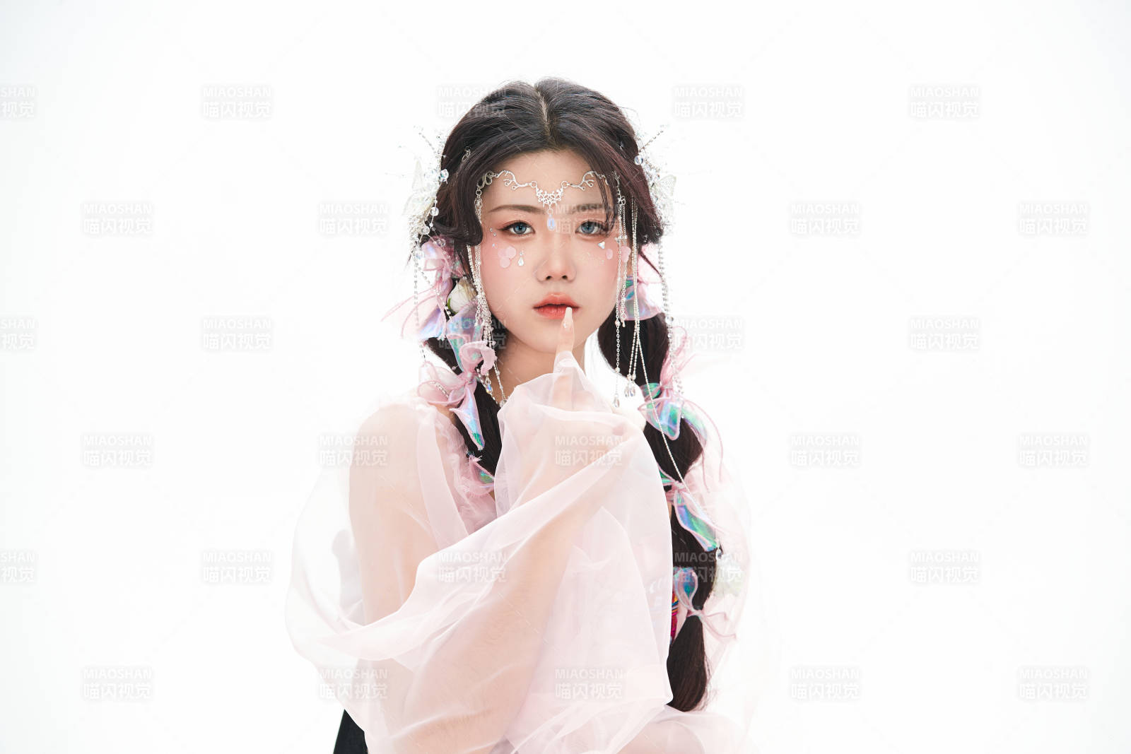 身穿少數民族哈尼族網紅族服飾的東方少女