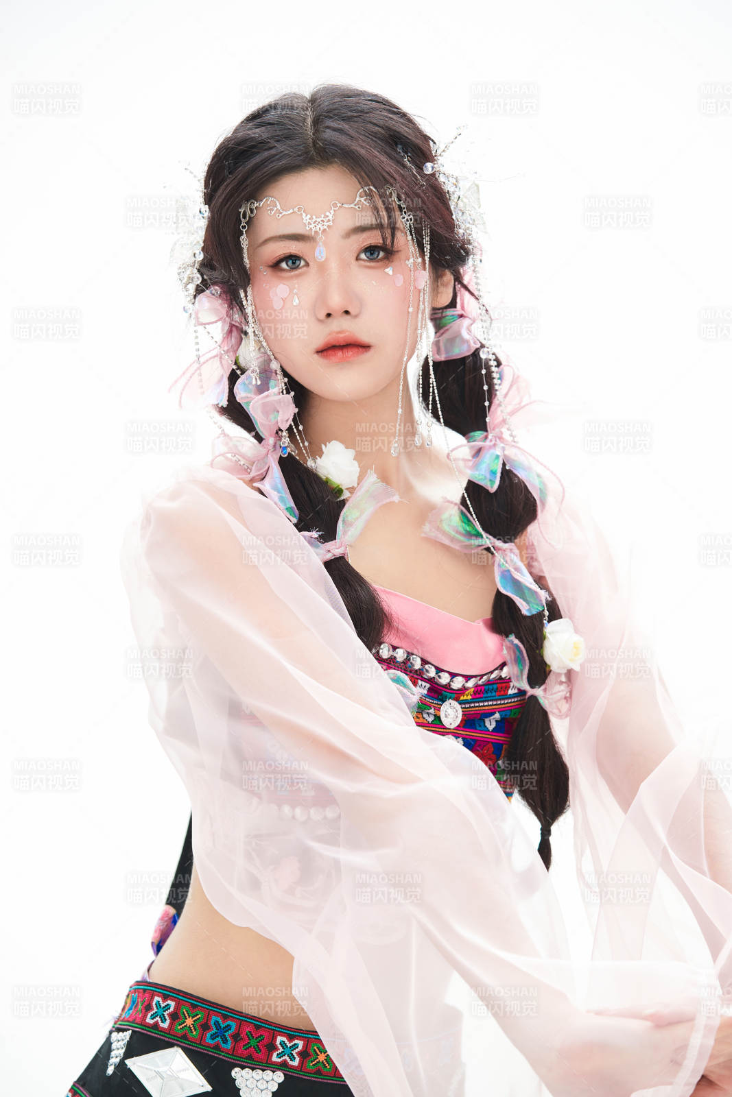 身穿少數(shù)民族哈尼族網紅族服飾的東方少女